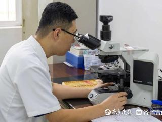 岚山区人民医院张福志：显微镜下的“生命法官”