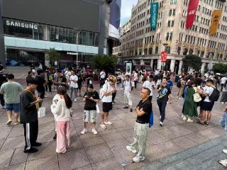 iPhone17系列正式发售，多地门店排起长队，有黄牛加价500元收购Max 256G版本