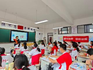 给青春上堂“反假”必修课——反假货币知识讲座走进学校主题班会