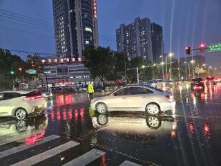 雨中值守！菏泽交警直属一大队全力保障道路畅通！