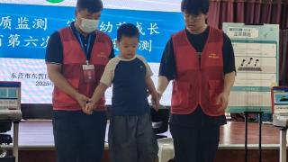 小手拉大手 健康齐步走——东营市东营区史口镇中心幼儿园开展国民体质监测服务活动(图1)