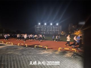 【天眼调查】半夜跑操扰民？时间规划不当？当事各方有话说！