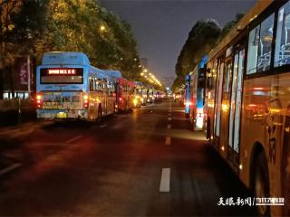 “城超”揭幕战激情未减 接驳大巴提前候场