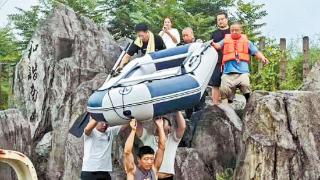 党旗在基层一线高高飘扬|洪峰来临前的生命大转移 党旗在基层一线高高飘扬|洪峰来临前的生命大转移