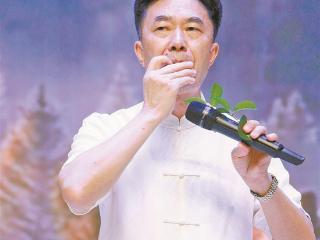 厦门市树叶吹奏协会会长吴启建：老校长带头吹树叶 古韵常青
