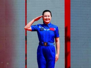 “宇宙学姐”王浩泽 空降母校“第一课”