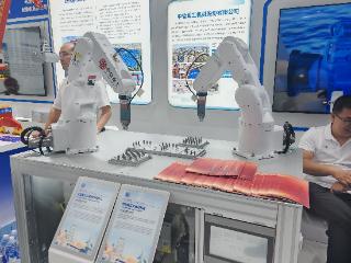 了不起的河南制造丨2025世界制造业大会举行，河南“工业机器人”现场秀签名