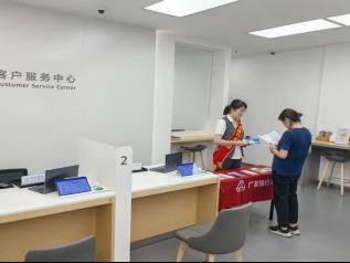 广发银行潍坊分行营业部举行金融宣传周走进华为授权专营店活动