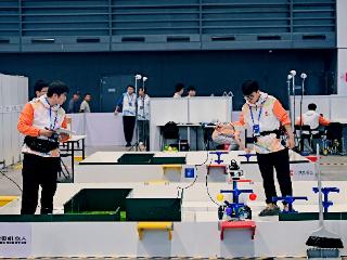 直击全国技能大赛｜贵州学子：指尖拼硬件，代码“指挥”机器人