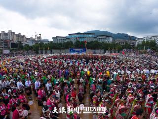 万人盛装巡演点亮丹寨非遗周 尽展非遗魅力