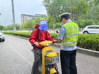 牡丹区交警：头盔不是“选配”，是“标配”！