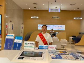 躬身服务 为民办实事：兴业银行贵阳分行深入开展“一把手”站大堂活动