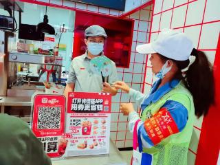 垃圾分类进家门 绿色理念深入人心