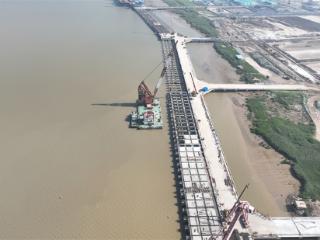 中交一航局响水港区小蟒牛码头二期工程首段现浇面板顺利浇筑