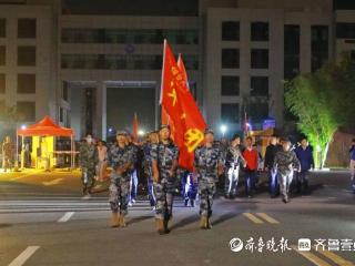 始于夜幕，止于骄阳！烟台大学2025级新生完成沿海徒步拉练