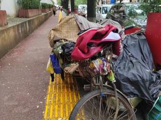 小8跑街|西安八旬老人反映人行道被占、地砖破损 雁塔城管迅速整改