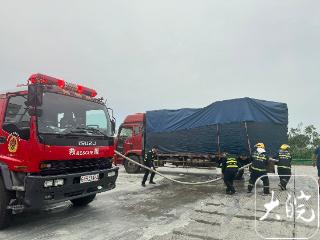 货车在收费站起火 工作人员紧急处置挽损近30万