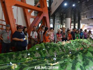 2025黔台会｜台湾同胞登上坝陵河大桥 探秘贵州“桥界宝藏”
