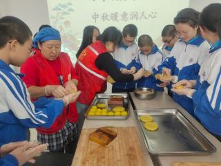 小手制月饼 中秋送温情