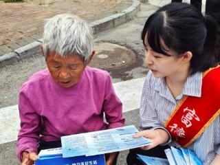 富德生命人寿铜仁中支积极开展金融知识宣传，把金融知识送到群众身边