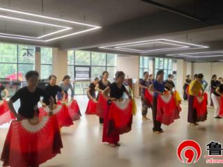 德州天衢新区长河街道尚德社区舞蹈队排练《红船向未来》