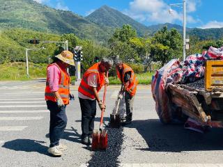 加强节前公路养护 护航假期美好出行