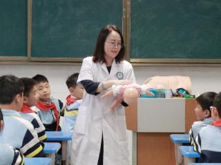 临沂新桥小学开展应急救护培训活动