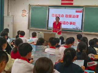 【社会主义核心价值观“五个融入”】知法明礼拒黑恶，法治护航校园行——济南市莱芜区羊里街道开展主题宣传教育活动