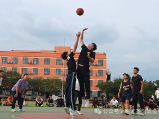 临沂圣陶高级中学举行2025年师生友谊篮球赛