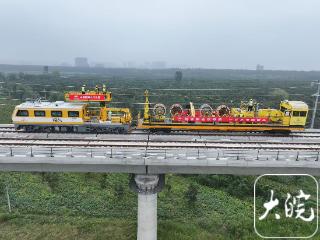 淮宿蚌城际铁路首条接触网导线成功架设