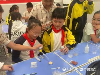 科技浸润童心 实验点亮未来 枣庄学院科普月活动走进东湖小学