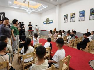 手眼脑同频、能说会思考的人形机器人正式“入职”郑州这所幼儿园