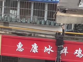幼童掉落在二楼雨棚！众人扯床单、开货车、搭梯子合力救援