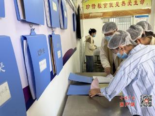 姚坪小学膳食监督家长委员会进校园：“零距离”监督，共筑舌尖上的安全