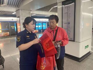 轨道交通大队进地铁，宣传消防知识筑安全防线