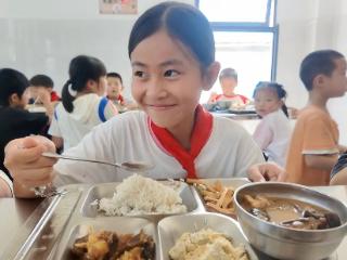 5万余名农村娃吃上“升级版”营养午餐 沿河每年统筹财政资金200万元为山里娃添营养