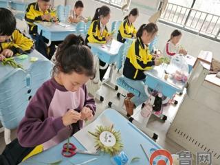指尖“编”出自然之美---枣庄市市中区永安镇聂庄小学开展毛毛草手工活动