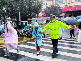 雨天“守路人” 平安“守护者”——邹平交警雨中执勤保畅通