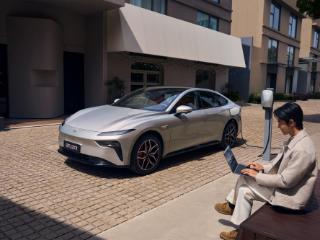 2025 款东风奕派 eπ007：15 万级纯电轿跑，年轻人首选新基准