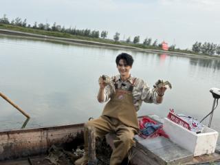 《斗鱼》主演郭品超养大闸蟹6千斤送乡亲：不喂饲料只喂鱼虾 保满黄满膏
