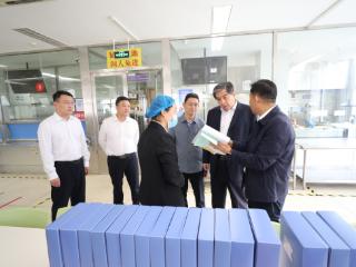 济宁太白湖新区领导深入校园督导食品安全工作并为师生讲授思政课