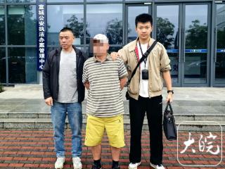 砸车盗窃4起 ，男子在网吧内被抓获
