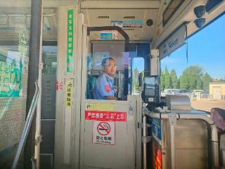 公交车变“消防车”！荣成公交司机秒变“救火勇士”，三轮车起火现场化险为夷