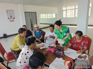 【老年友好社区计划】爸妈学堂 | 银龄巧手 耆乐无穷 胶州市举办老年人手绘帆布包活动