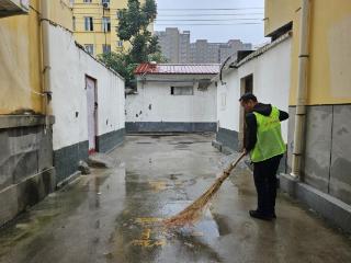 仙北社区：老兵雨中显担当 排隐患护安全