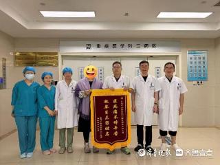 锦旗落款“爱喝小甜水”！日照市人民医院跨科协作救回危重孕妈