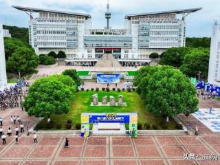信泰保险江苏分公司参加第八届大学生金融节南京师范大学专场