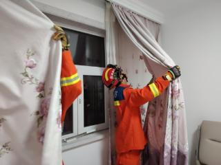 家中飞入“不速之客” 消防员徒手抓蝙蝠