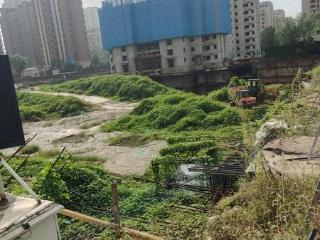 窗外深坑钢筋裸露 小区围墙被拆三年未恢复……这些隐患让居民忧心忡忡