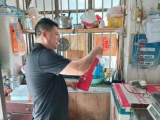 南苑街道三里屯社区开展“巡查商铺消防安全 筑牢安全防线”活动